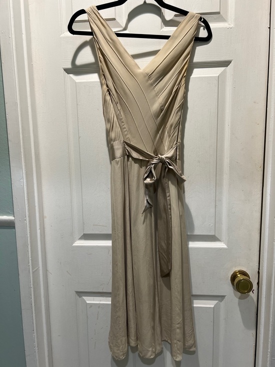 Ellen Tracy Dresses & Skirts - Ellen Tracy Cream V-Neck Wrap Midi Dress